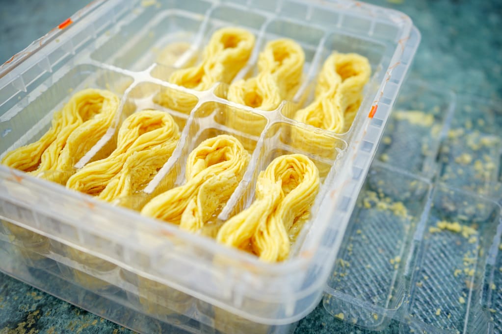 伴手禮｜六月初一x鮮乳坊聯名鮮奶蛋捲 8結蛋捲 台中美村門市限量販售 欲8不能的好滋味 蛋捲界團購冠軍、彌月禮推薦！