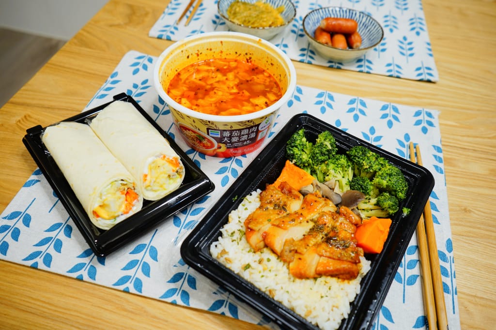 美食｜全家便利商店 全新健康志向「超級大麥」系列鮮食 當個健康外食族 營養均衡首推迷迭香烤雞便當！