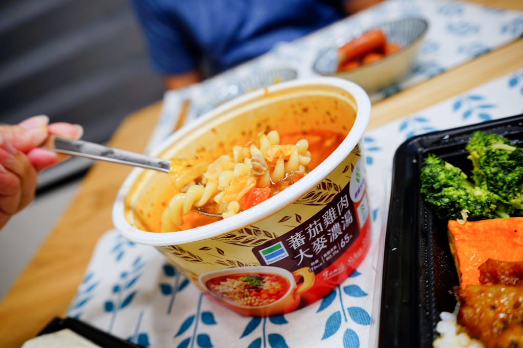 美食｜全家便利商店 全新健康志向「超級大麥」系列鮮食 當個健康外食族 營養均衡首推迷迭香烤雞便當！