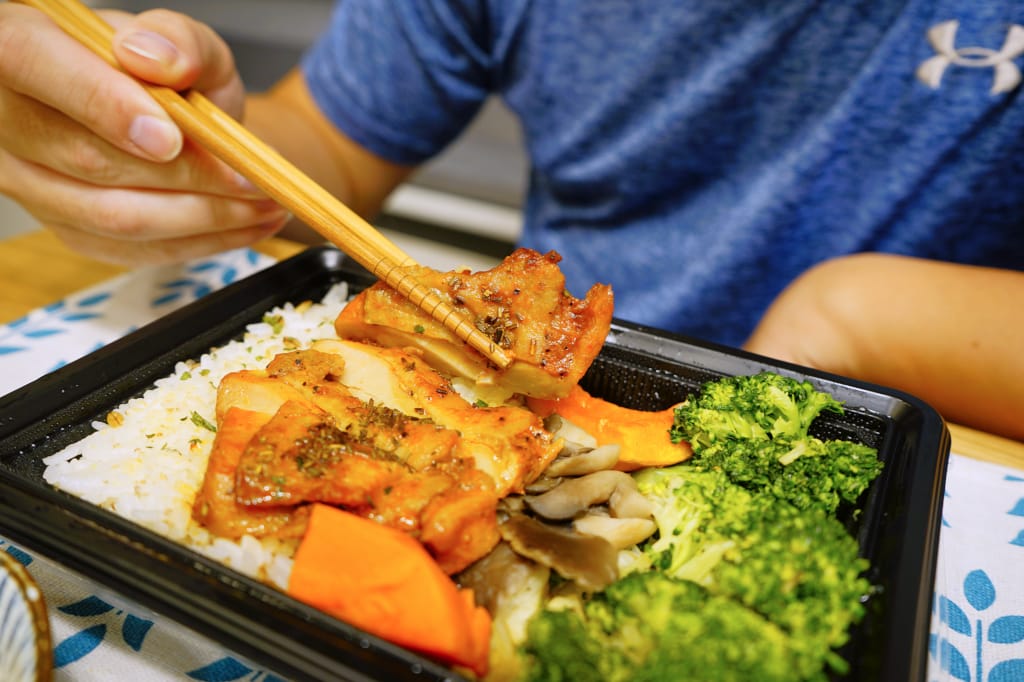 美食｜全家便利商店 全新健康志向「超級大麥」系列鮮食 當個健康外食族 營養均衡首推迷迭香烤雞便當！