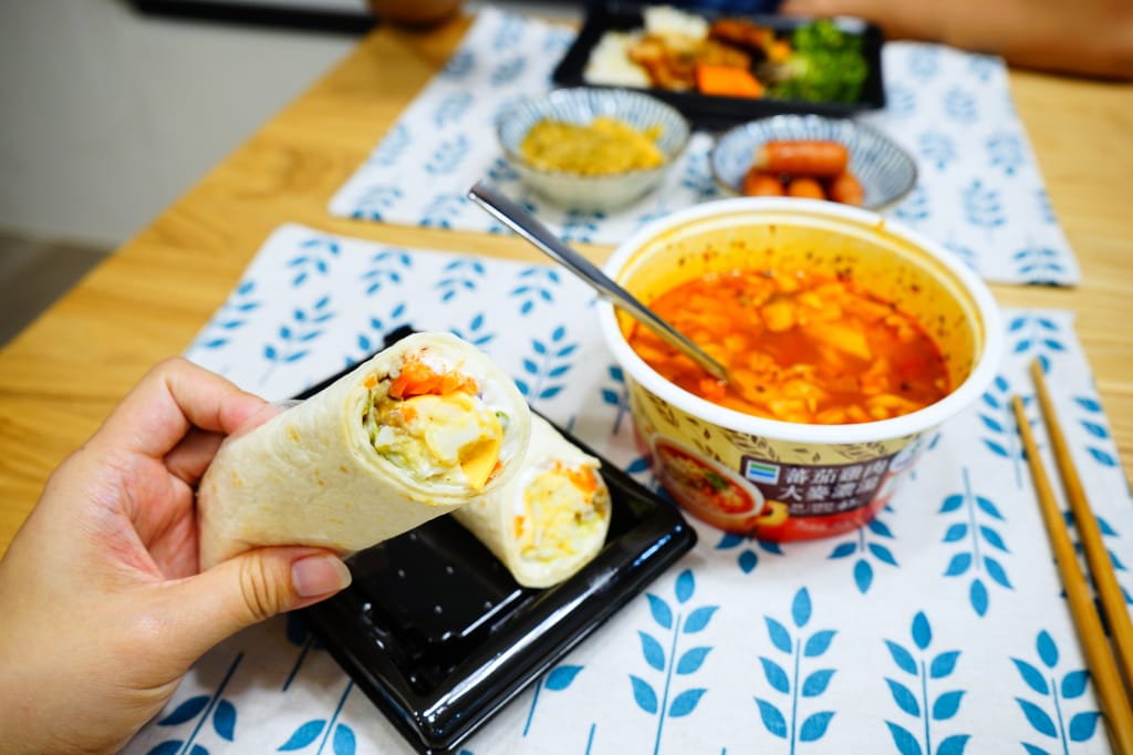 美食｜全家便利商店 全新健康志向「超級大麥」系列鮮食 當個健康外食族 營養均衡首推迷迭香烤雞便當！