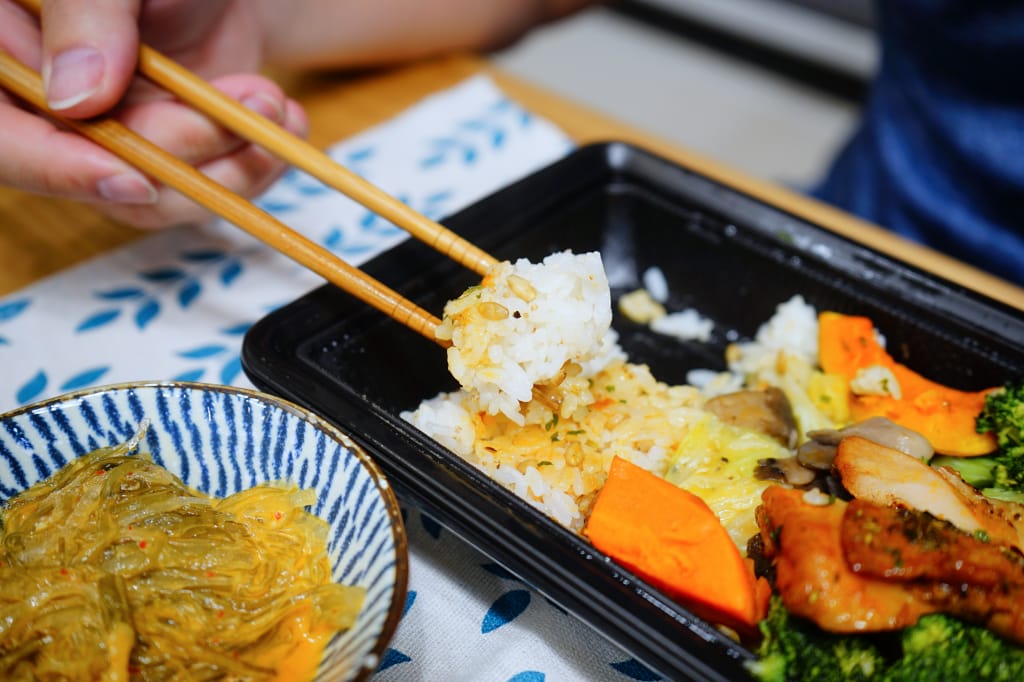 美食｜全家便利商店 全新健康志向「超級大麥」系列鮮食 當個健康外食族 營養均衡首推迷迭香烤雞便當！