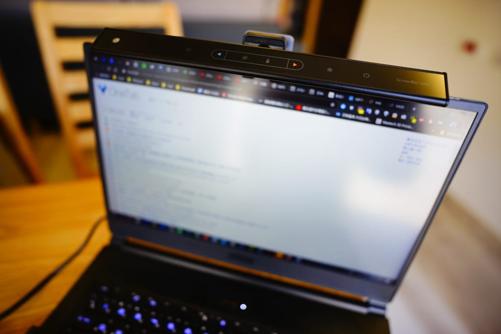 3C開箱｜ BenQ WiT ScreenBar Lite 筆電智能掛燈推薦！ 外出攜帶便利、智慧護眼好選擇