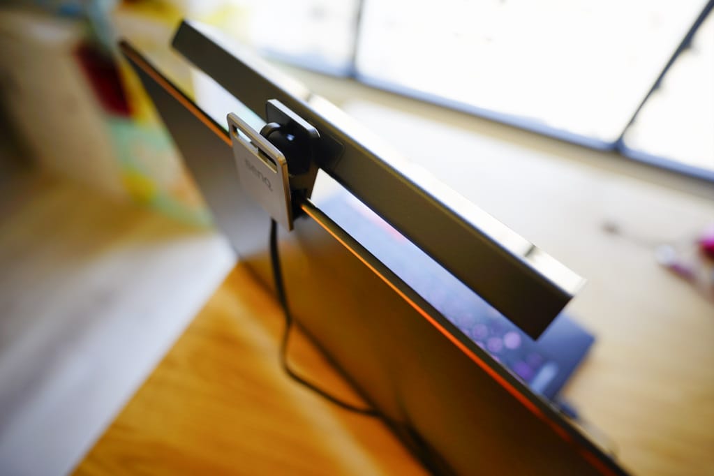 3C開箱｜ BenQ WiT ScreenBar Lite 筆電智能掛燈推薦！ 外出攜帶便利、智慧護眼好選擇