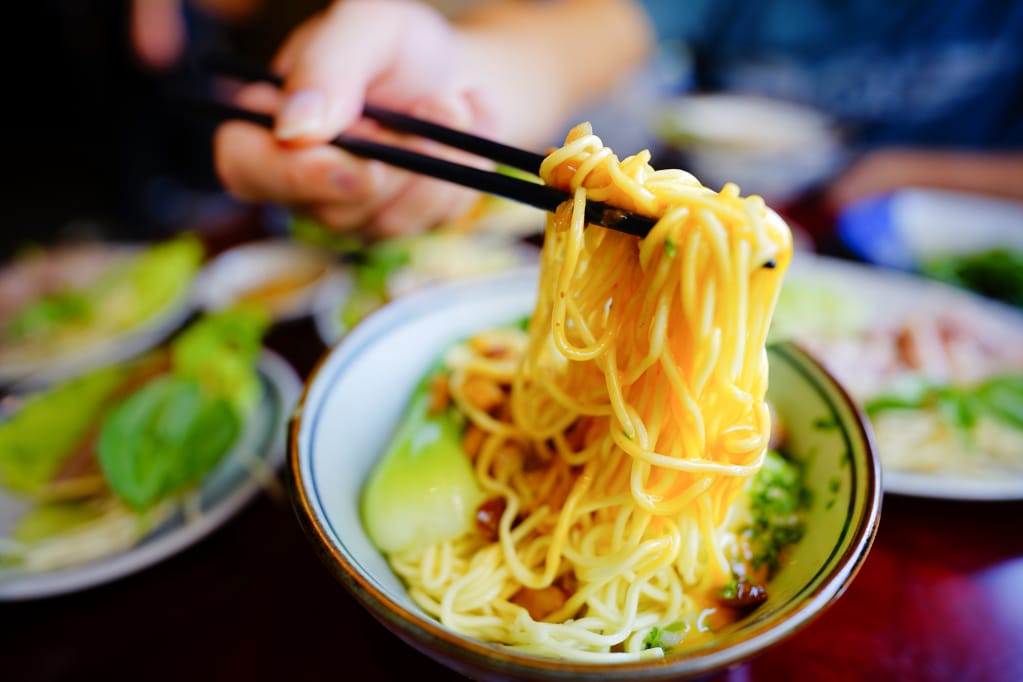 美食｜桃園平鎮 辛梅小吃店 阿嬤的味道 古早味客家老麵店，實實在在一碗麵 平鎮小吃推薦！