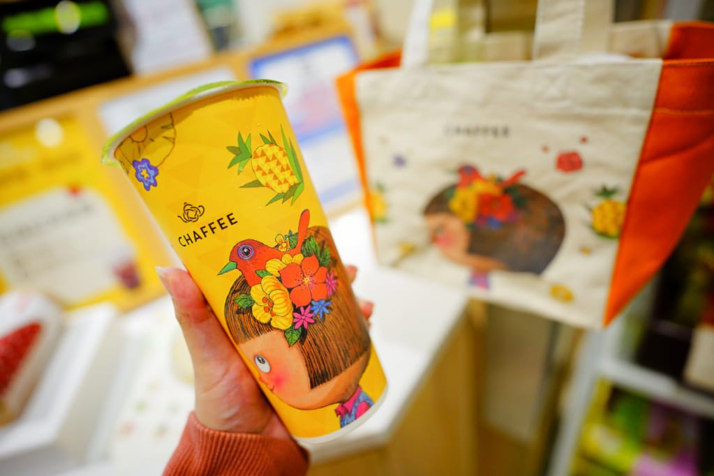 飲品|林口三井OUTLET 天仁茗茶 CHAFFEE 幾米繪本《我不是完美小孩》聯名 季節限定新品「鳳梨紫蘇梅紅茶」、「鳳梨天廬冰沙」 - 第8張圖 飲品|林口三井OUTLET 天仁茗茶 CHAFFEE 幾米繪本《我不是完美小孩》聯名 季節限定新品「鳳梨紫蘇梅紅茶」、「鳳梨天廬冰沙」