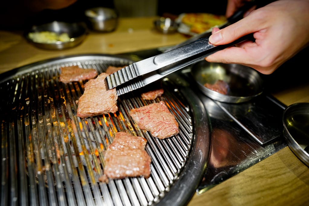 美食｜台北東區 台韓民國韓式燒肉店 桌邊服務燒烤店推薦！千萬別錯過它的韓式辣醬炸雞~