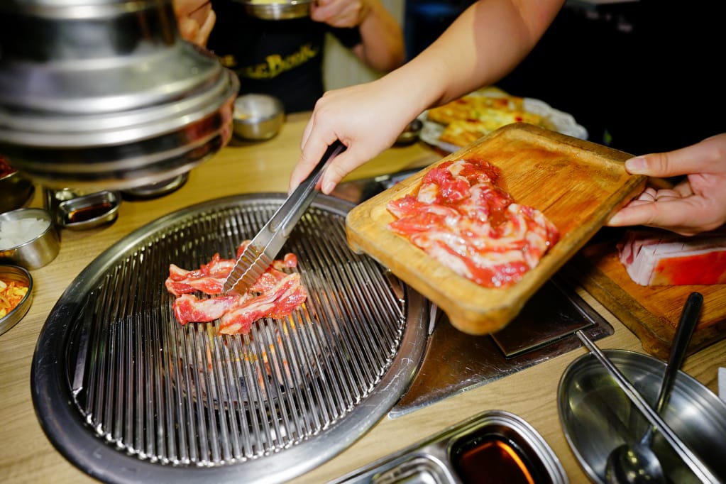 美食｜台北東區 台韓民國韓式燒肉店 桌邊服務燒烤店推薦！千萬別錯過它的韓式辣醬炸雞~