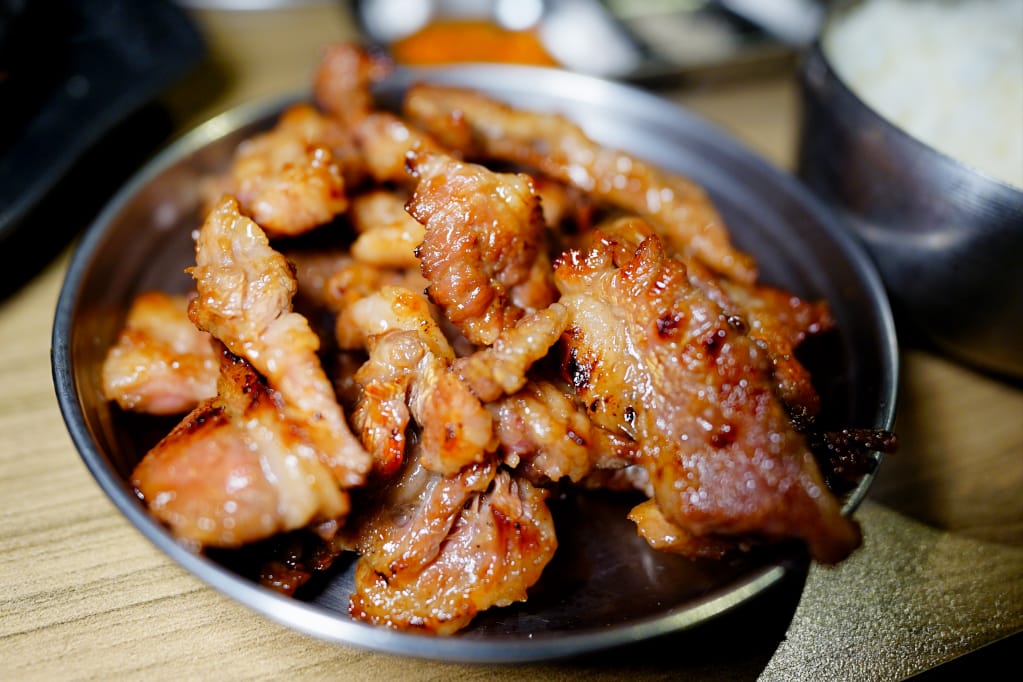美食｜台北東區 台韓民國韓式燒肉店 桌邊服務燒烤店推薦！千萬別錯過它的韓式辣醬炸雞~