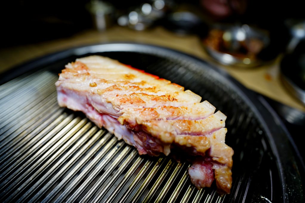 美食｜台北東區 台韓民國韓式燒肉店 桌邊服務燒烤店推薦！千萬別錯過它的韓式辣醬炸雞~