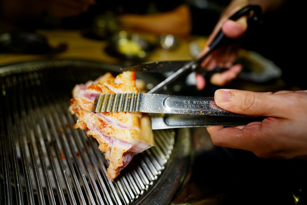 美食｜台北東區 台韓民國韓式燒肉店 桌邊服務燒烤店推薦！千萬別錯過它的韓式辣醬炸雞~