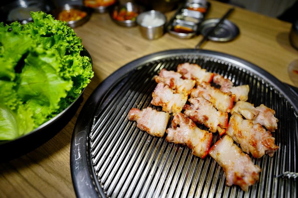 美食｜台北東區 台韓民國韓式燒肉店 桌邊服務燒烤店推薦！千萬別錯過它的韓式辣醬炸雞~