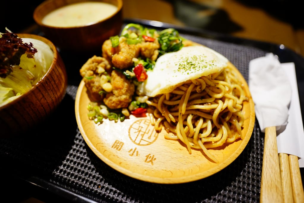 美食｜台北大同區 開小伙 宵夜、炸雞、鐵板麵 200元外送服務 近寧夏夜市消夜美食推薦！