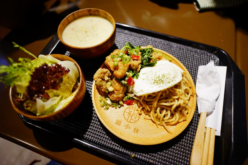 美食｜台北大同區 開小伙 宵夜、炸雞、鐵板麵 200元外送服務 近寧夏夜市消夜美食推薦！