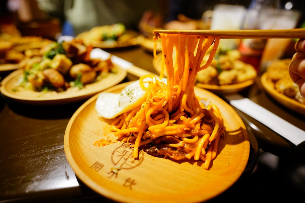 美食｜台北大同區 開小伙 宵夜、炸雞、鐵板麵 200元外送服務 近寧夏夜市消夜美食推薦！