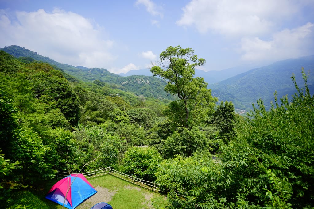 露營｜新竹尖石 如果露營區 兩帳包區雨棚 螢火蟲+油桐花 乾淨衛浴、景色佳露營地推薦！