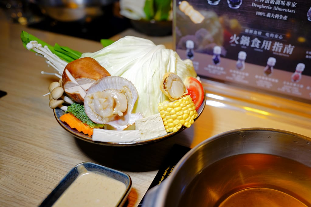 美食|桃園中壢 船饕海鮮精緻鍋物 超浮誇痛風海鮮盤、和牛 青埔必吃火鍋推薦!親子聚餐、寵物友善 - 第9張圖 美食|桃園中壢 船饕海鮮精緻鍋物 超浮誇痛風海鮮盤、和牛 青埔必吃火鍋推薦!親子聚餐、寵物友善