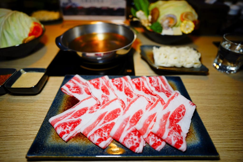 美食|桃園中壢 船饕海鮮精緻鍋物 超浮誇痛風海鮮盤、和牛 青埔必吃火鍋推薦!親子聚餐、寵物友善 - 第14張圖 美食|桃園中壢 船饕海鮮精緻鍋物 超浮誇痛風海鮮盤、和牛 青埔必吃火鍋推薦!親子聚餐、寵物友善