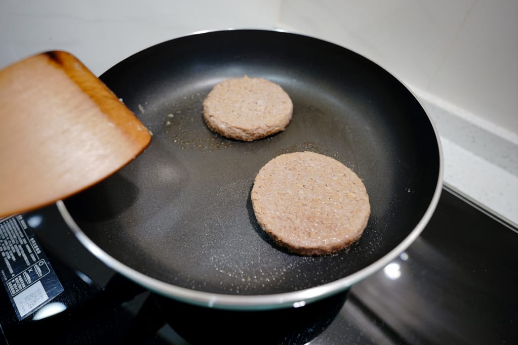 料理|三機食品 Sungift三機植物肉 植物肉懶人料理食譜-起司蛋漢堡、香菇滷肉、絞肉蕃茄炒蛋 - 第6張圖 料理|三機食品 Sungift三機植物肉 植物肉懶人料理食譜-起司蛋漢堡、香菇滷肉、絞肉蕃茄炒蛋