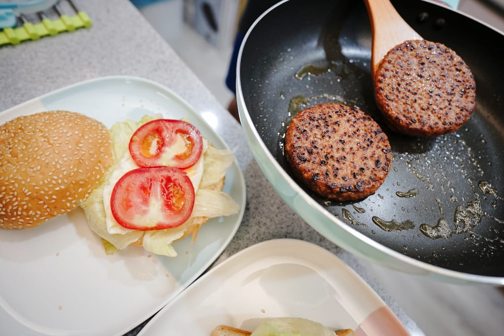 料理|三機食品 Sungift三機植物肉 植物肉懶人料理食譜-起司蛋漢堡、香菇滷肉、絞肉蕃茄炒蛋 - 第7張圖 料理|三機食品 Sungift三機植物肉 植物肉懶人料理食譜-起司蛋漢堡、香菇滷肉、絞肉蕃茄炒蛋