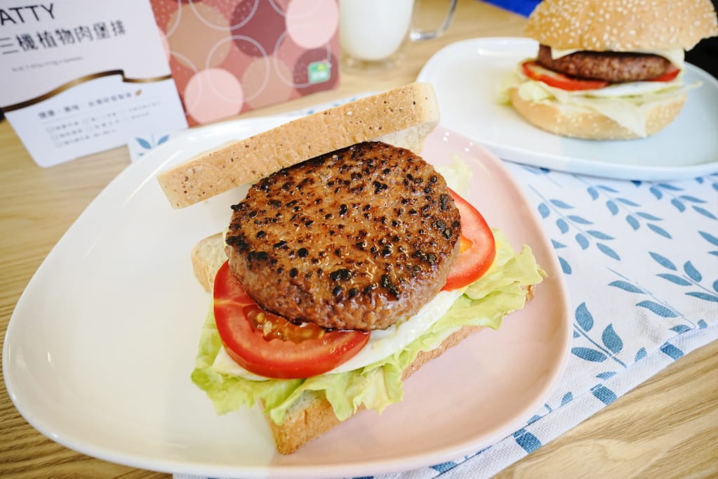 料理|三機食品 Sungift三機植物肉 植物肉懶人料理食譜-起司蛋漢堡、香菇滷肉、絞肉蕃茄炒蛋 - 第1張圖 料理|三機食品 Sungift三機植物肉 植物肉懶人料理食譜-起司蛋漢堡、香菇滷肉、絞肉蕃茄炒蛋