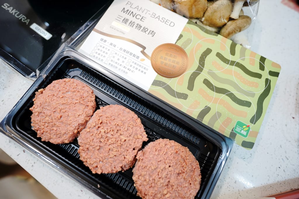 料理|三機食品 Sungift三機植物肉 植物肉懶人料理食譜-起司蛋漢堡、香菇滷肉、絞肉蕃茄炒蛋 - 第18張圖 料理|三機食品 Sungift三機植物肉 植物肉懶人料理食譜-起司蛋漢堡、香菇滷肉、絞肉蕃茄炒蛋