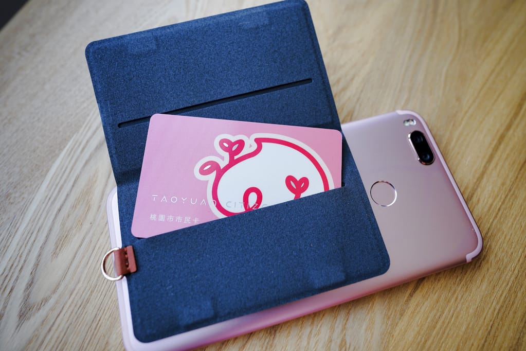 3C周邊｜RJ Concept 雅街嚴選 台灣設計 jarraa-木雕風復古窗花手機背貼卡夾