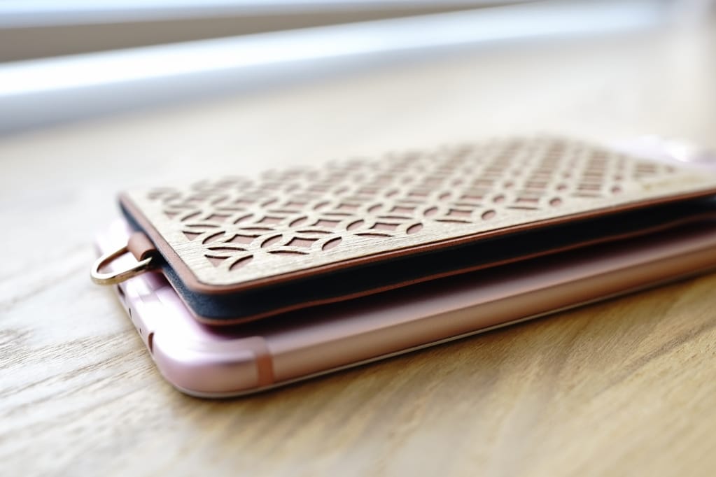 3C周邊｜RJ Concept 雅街嚴選 台灣設計 jarraa-木雕風復古窗花手機背貼卡夾