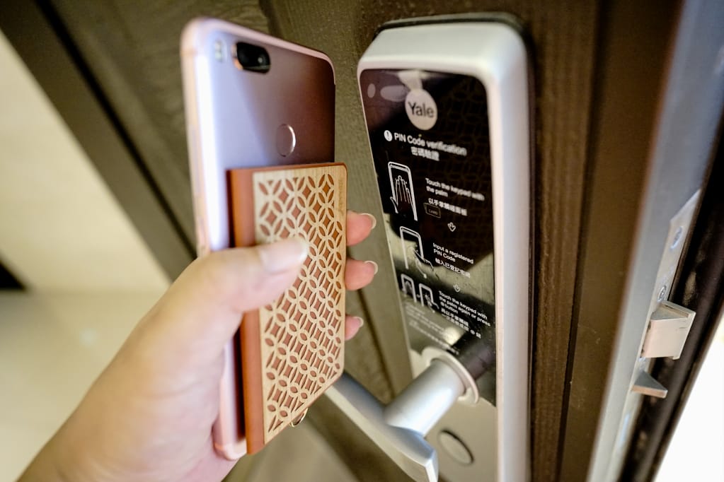 3C周邊｜RJ Concept 雅街嚴選 台灣設計 jarraa-木雕風復古窗花手機背貼卡夾