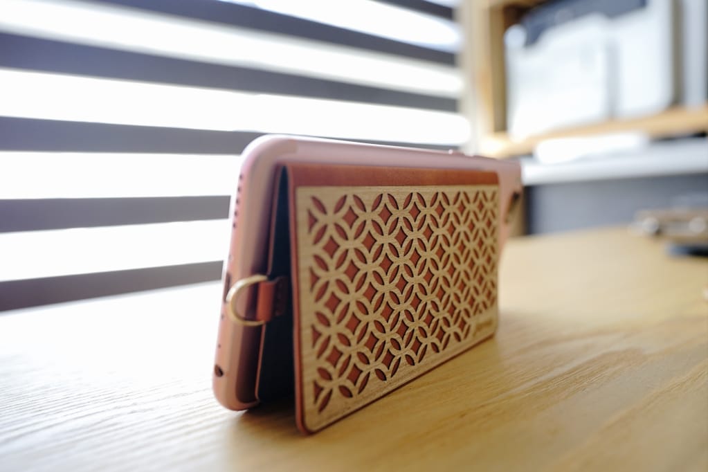 3C周邊｜RJ Concept 雅街嚴選 台灣設計 jarraa-木雕風復古窗花手機背貼卡夾