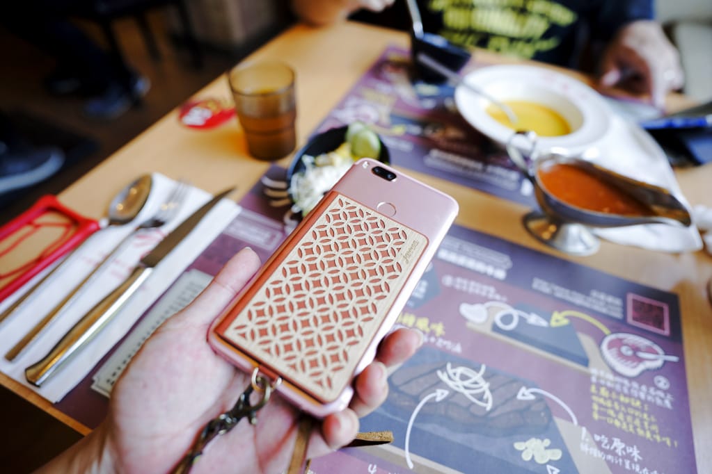 3C周邊｜RJ Concept 雅街嚴選 台灣設計 jarraa-木雕風復古窗花手機背貼卡夾