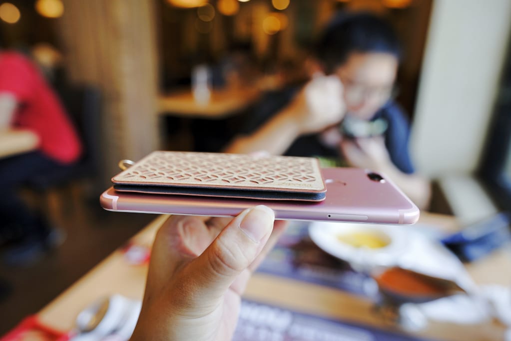 3C周邊｜RJ Concept 雅街嚴選 台灣設計 jarraa-木雕風復古窗花手機背貼卡夾