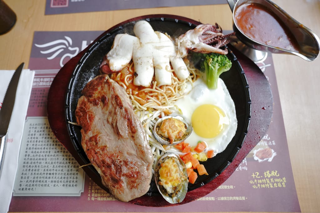 美食｜桃園中壢 吼牛排(中壢店) 爸氣海陸雙拼雙人套餐(父親節大餐)、全台唯一大胃王90盎司牛排挑戰