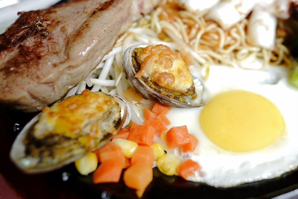 美食｜桃園中壢 吼牛排(中壢店) 爸氣海陸雙拼雙人套餐(父親節大餐)、全台唯一大胃王90盎司牛排挑戰