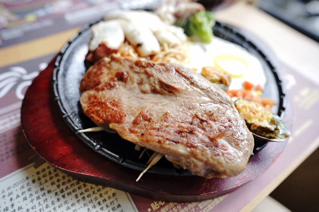 美食｜桃園中壢 吼牛排(中壢店) 爸氣海陸雙拼雙人套餐(父親節大餐)、全台唯一大胃王90盎司牛排挑戰