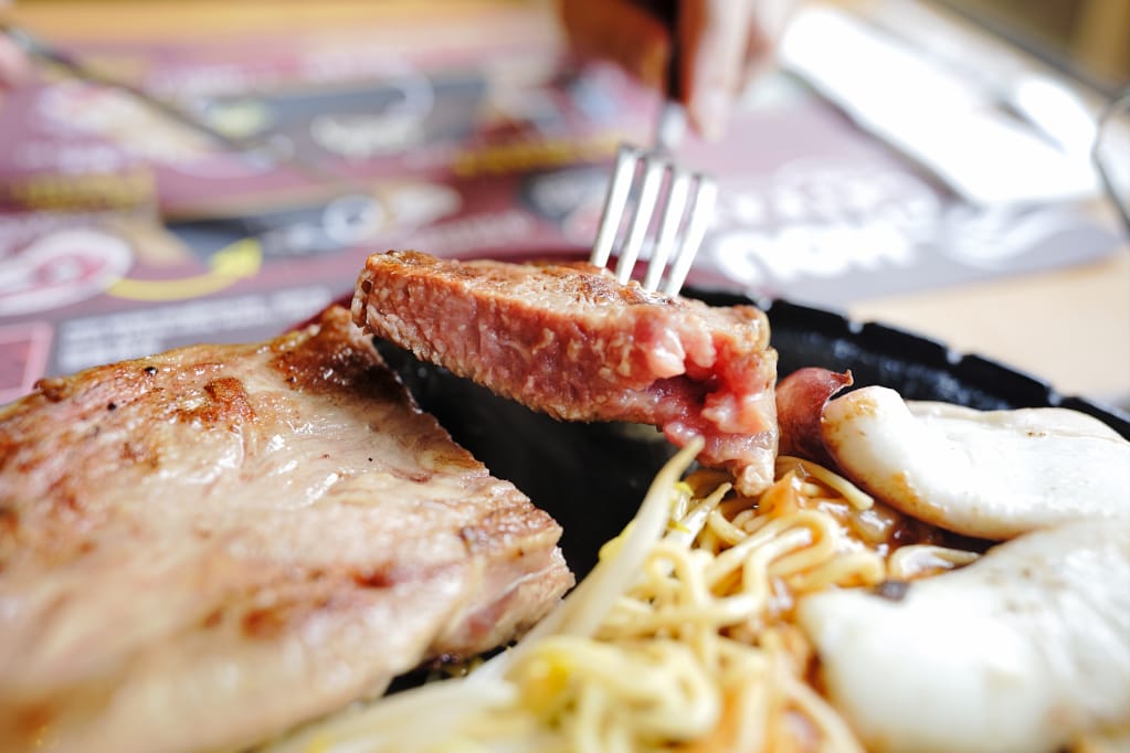 美食｜桃園中壢 吼牛排(中壢店) 爸氣海陸雙拼雙人套餐(父親節大餐)、全台唯一大胃王90盎司牛排挑戰