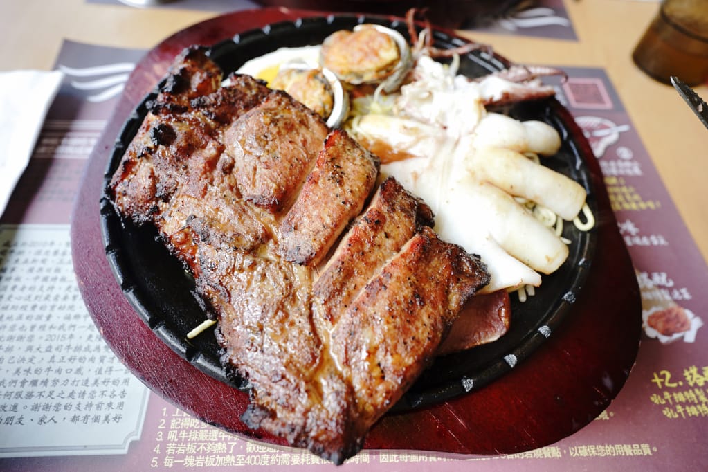 美食｜桃園中壢 吼牛排(中壢店) 爸氣海陸雙拼雙人套餐(父親節大餐)、全台唯一大胃王90盎司牛排挑戰