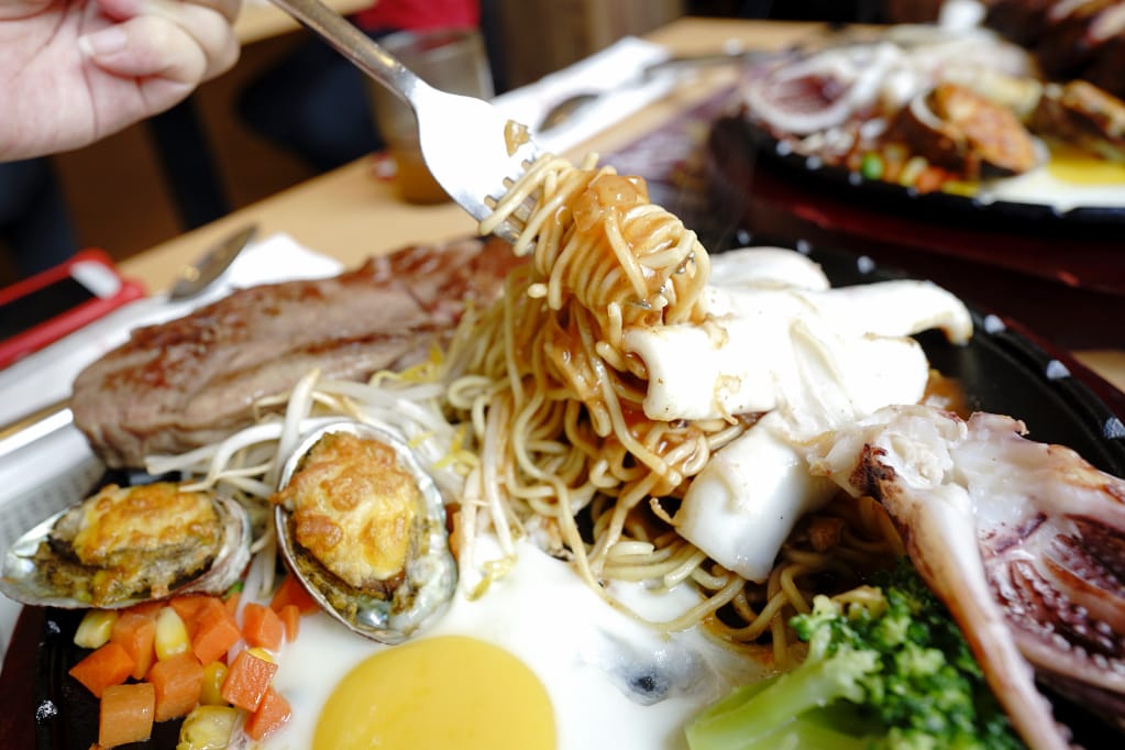 美食｜桃園中壢 吼牛排(中壢店) 爸氣海陸雙拼雙人套餐(父親節大餐)、全台唯一大胃王90盎司牛排挑戰