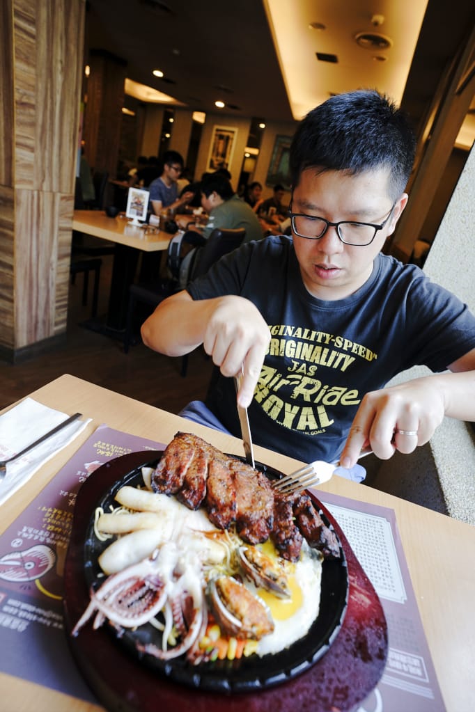 美食｜桃園中壢 吼牛排(中壢店) 爸氣海陸雙拼雙人套餐(父親節大餐)、全台唯一大胃王90盎司牛排挑戰