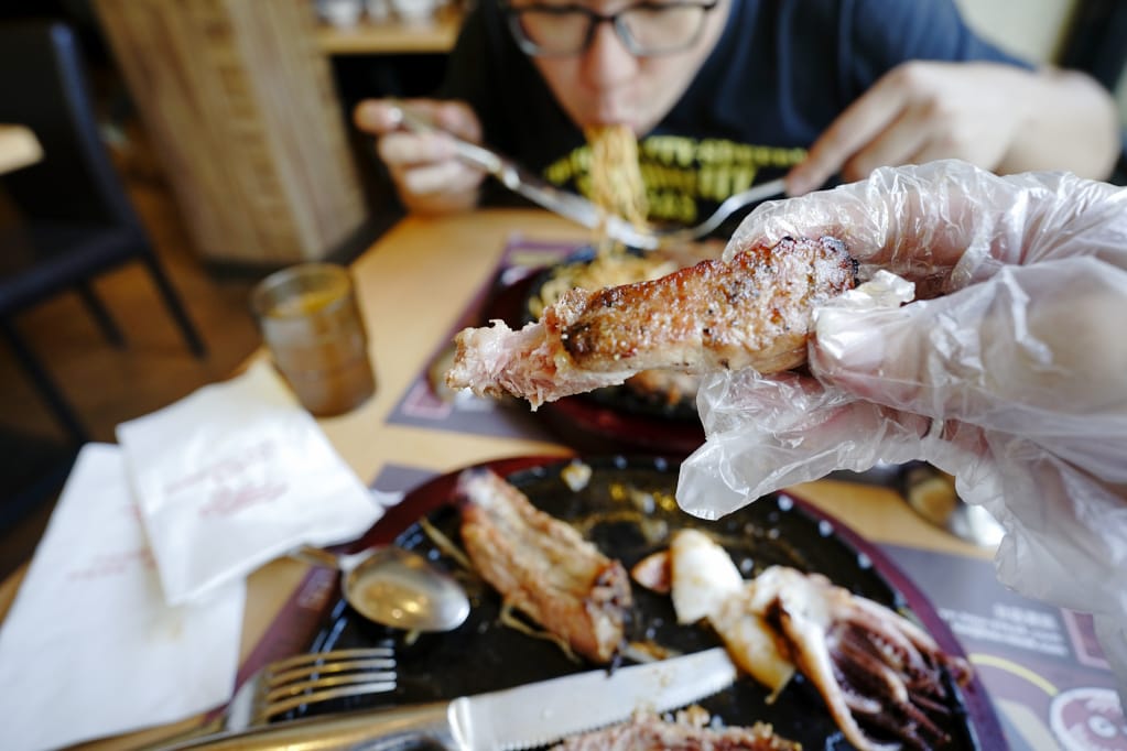 美食｜桃園中壢 吼牛排(中壢店) 爸氣海陸雙拼雙人套餐(父親節大餐)、全台唯一大胃王90盎司牛排挑戰