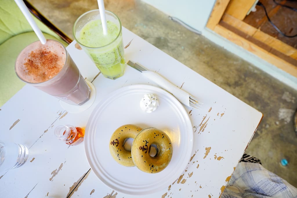 美食｜新北淡水 Ancre café 安克黑 咖啡 淡水景觀咖啡廳推薦！麻吉鬆餅超好吃~