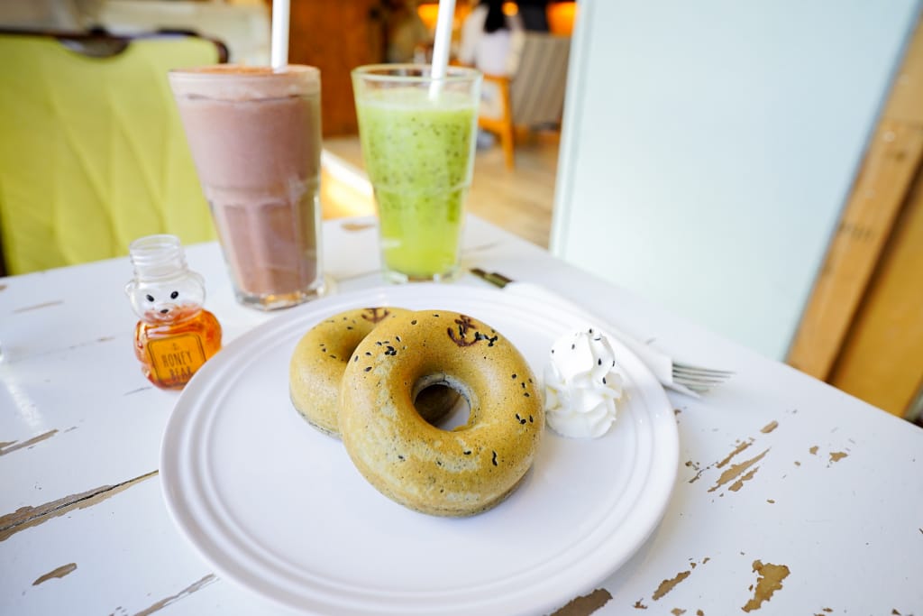 美食｜新北淡水 Ancre café 安克黑 咖啡 淡水景觀咖啡廳推薦！麻吉鬆餅超好吃~