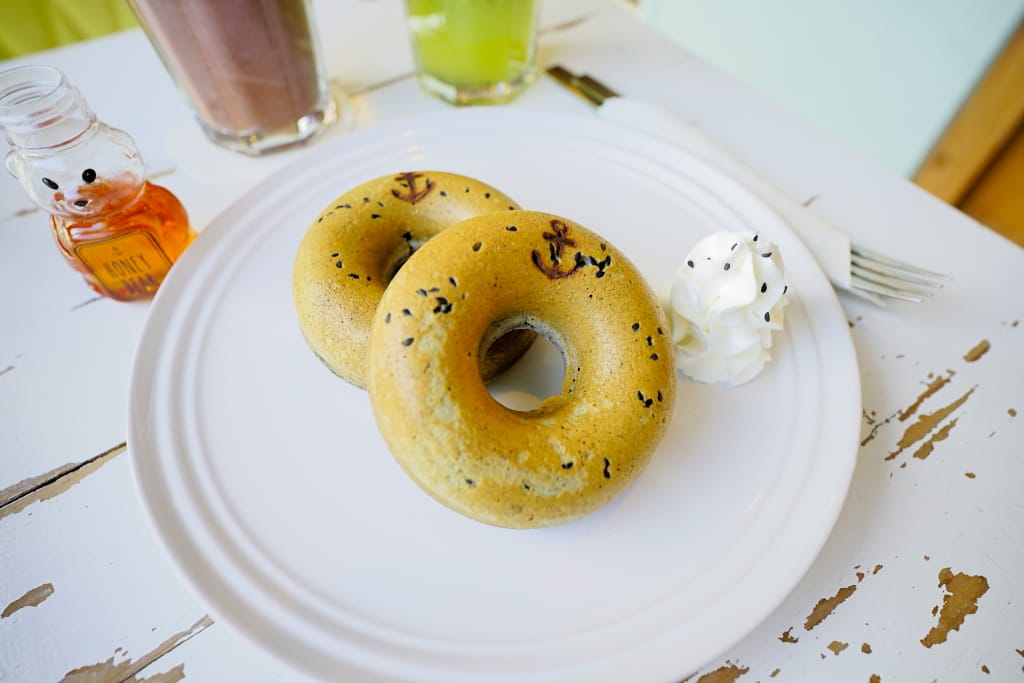 美食｜新北淡水 Ancre café 安克黑 咖啡 淡水景觀咖啡廳推薦！麻吉鬆餅超好吃~