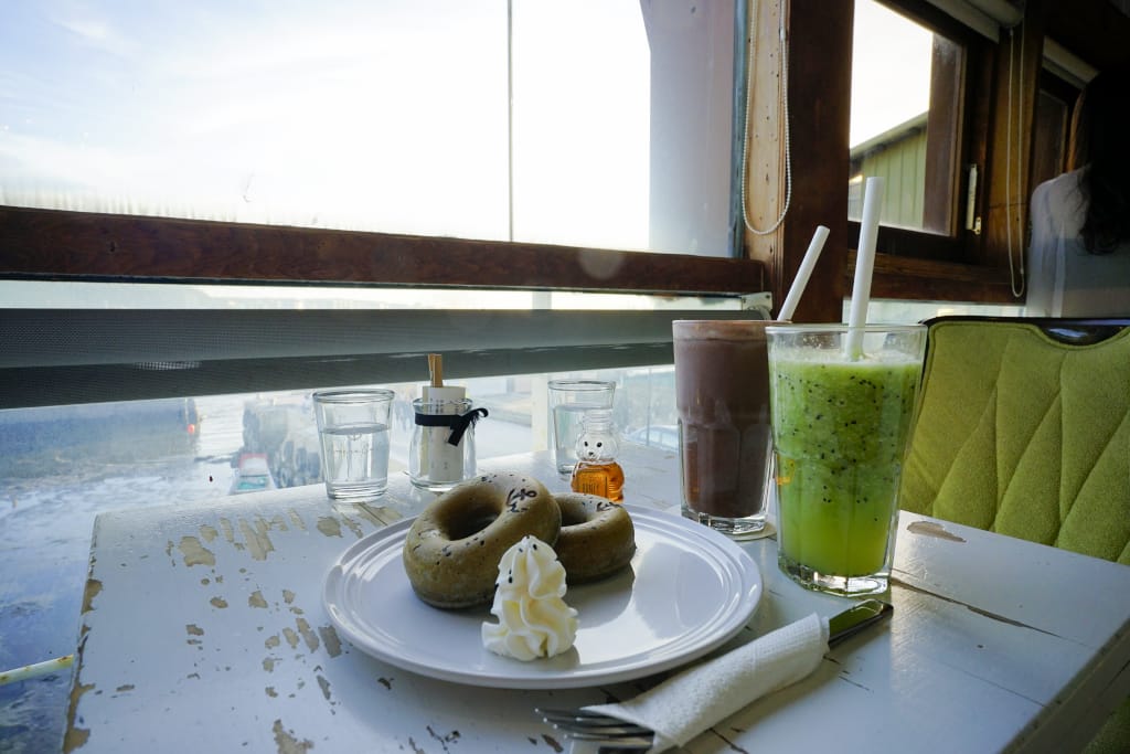 美食｜新北淡水 Ancre café 安克黑 咖啡 淡水景觀咖啡廳推薦！麻吉鬆餅超好吃~