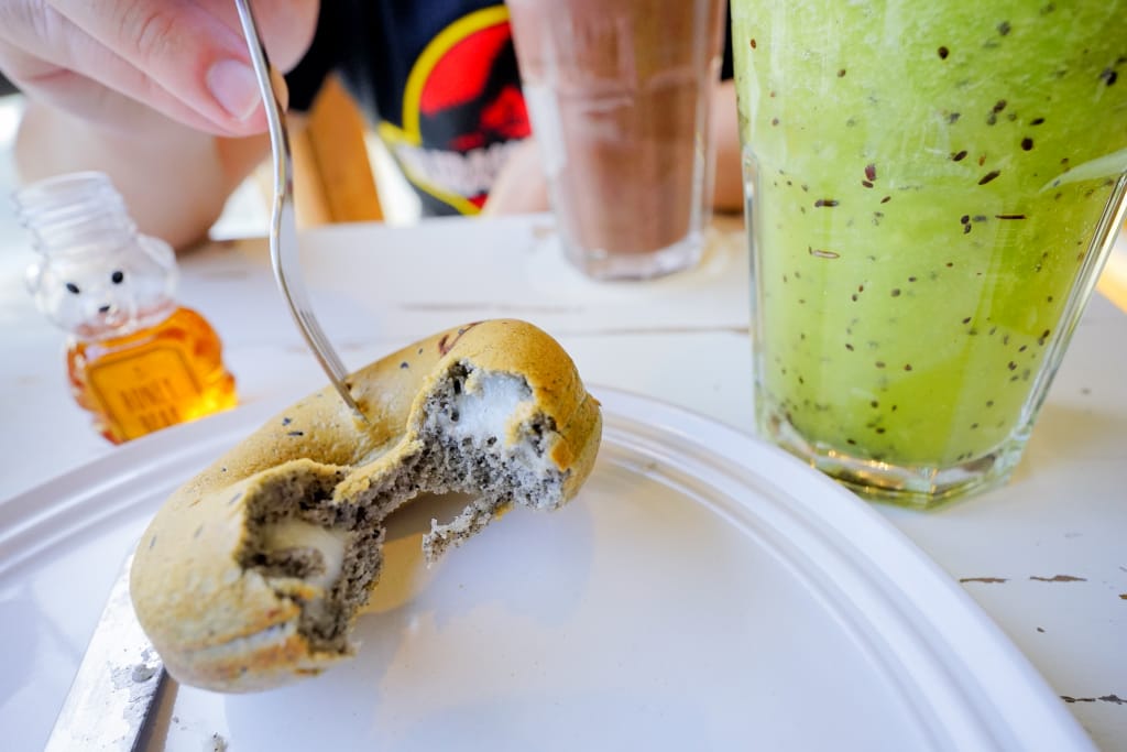 美食｜新北淡水 Ancre café 安克黑 咖啡 淡水景觀咖啡廳推薦！麻吉鬆餅超好吃~