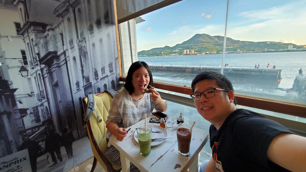 美食｜新北淡水 Ancre café 安克黑 咖啡 淡水景觀咖啡廳推薦！麻吉鬆餅超好吃~