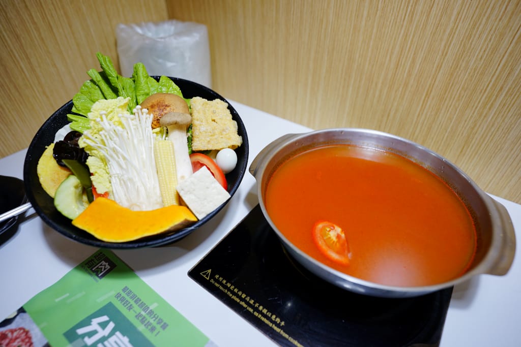 美食｜桃園 超有肉涮涮屋(南崁店) 南崁火鍋推薦！滿漢全席澎湃肉盤、天然蔬果湯底