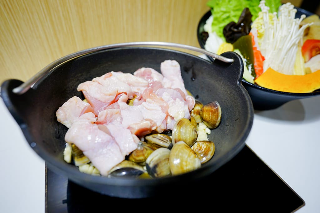美食｜桃園 超有肉涮涮屋(南崁店) 南崁火鍋推薦！滿漢全席澎湃肉盤、天然蔬果湯底