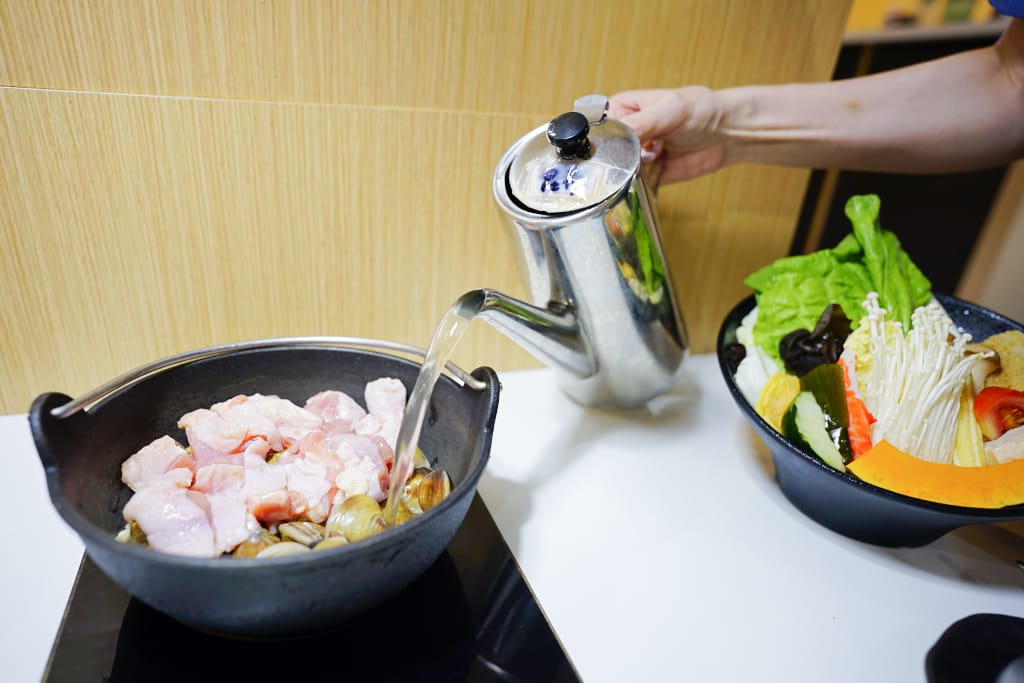 美食｜桃園 超有肉涮涮屋(南崁店) 南崁火鍋推薦！滿漢全席澎湃肉盤、天然蔬果湯底