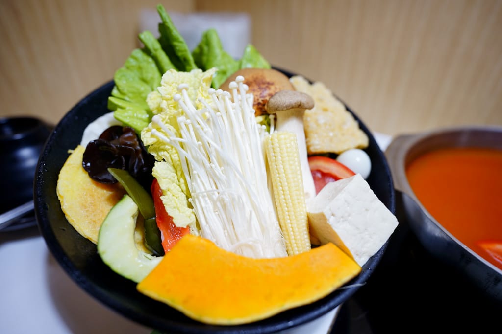 美食｜桃園 超有肉涮涮屋(南崁店) 南崁火鍋推薦！滿漢全席澎湃肉盤、天然蔬果湯底